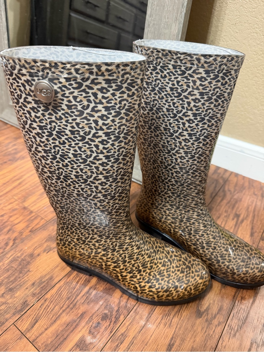 UGG Leopard-Print Tall Gloss Rain Boots - Black & Tan